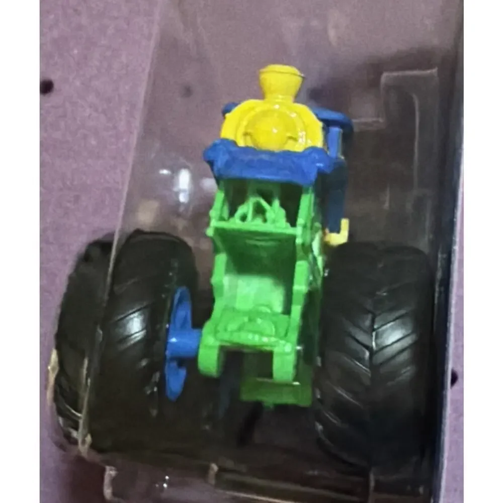 Hot Wheels Monster Trucks Big Rigs LOCO PUNK 6 Wheels Transporting Towing Truck